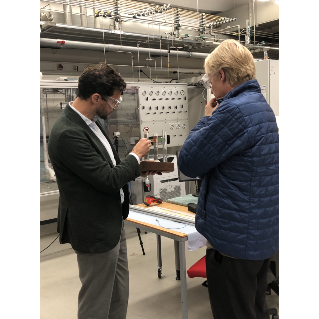 Prof. Dr.-Ing. Gregor D. Wehinger and KIT President Professor Dr. Jan S. Hesthaven in a laboratory with technical equipment in the background.