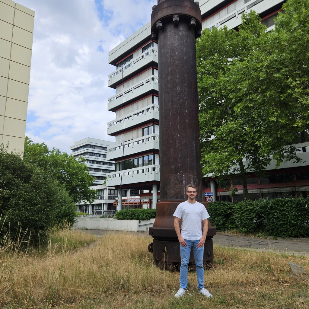 Doktorand vor Reaktor im Fritz-Haber-Weg